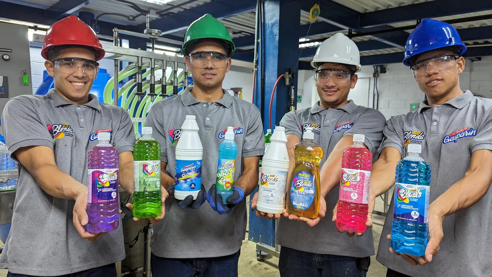 Parte del equipo de Blends en la planta de Baruta, con productos Magic Blends y Gasparín