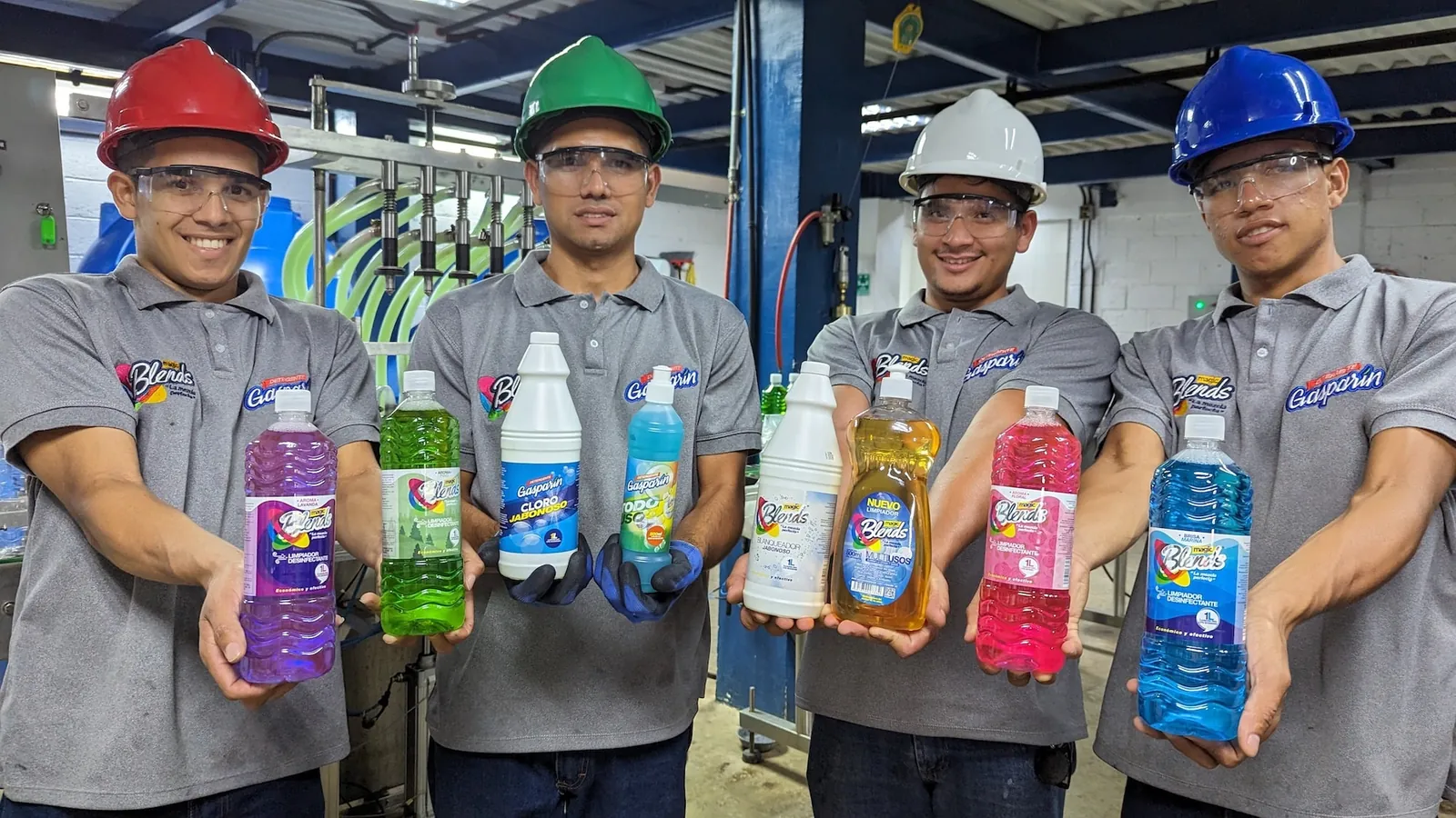 Parte del equipo de Blends en la planta de Baruta, con productos Magic Blends y Gasparín en las manos