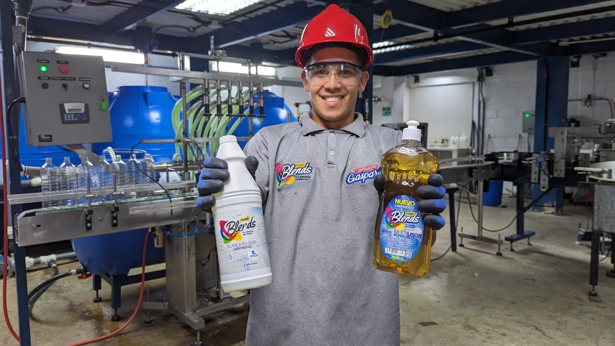 Trabajador de Blends en la planta con productos recién envasados